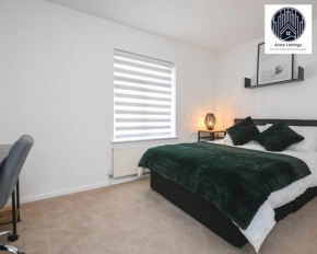 Spacious 3-Bed Modern Retreat for Weekly & Monthly Stays